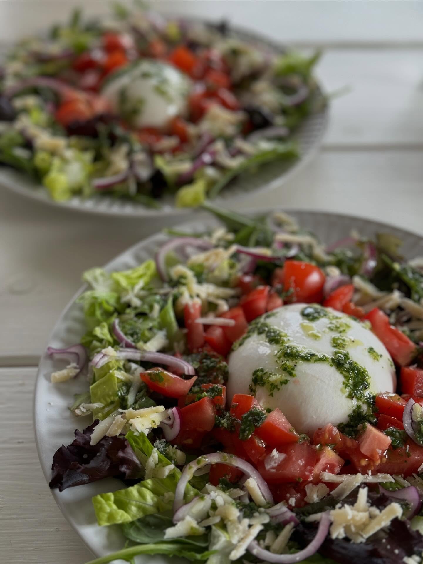 Veckans salladstips! 🤍

Väldigt enkel och såååå god 😍

Burrata med tomatsallad och basilikadressing

2 personer
2 burrata (eller buffelmozzarella)
4-6 tomater (beroende på storlek)
Några nävar roman- eller blandsallad
Riven parmesan

Basilikadressing
1/2-1 kruka färsk basilika
1 liten vitlöksklyfta
1 dl olivolja
Salt & peppar

GÖR SÅ HÄR:
1) Hacka salladen grovt och lägg som en yttre ring på varje tallrik. Riv lite parmesan och strössla över salladen. 

2) Lägg burratan i mitten på tallriken. Hacka tomaterna och fördela i en ring mellan burratan och salladen.

3) Mixa alla ingredienser till basilikadressingen. Droppa över salladen och burratan. Strö över flingsalt.

4) Servera med mer parmesan och något gott bröd!