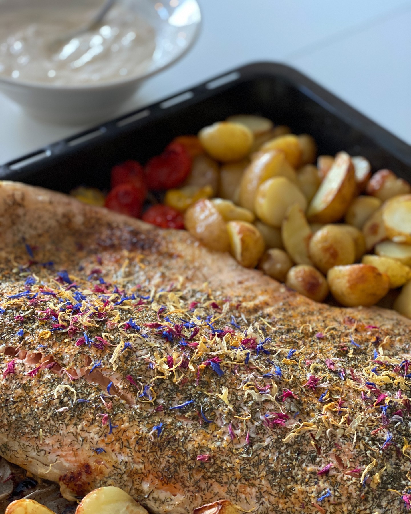 Enkel plåtmat med lax till helgen 💫⁠
⁠
Älskar allt som reder sig själv i ugnen. Dessutom blir det mycket mat. Servera med en krämig kall hjortronsås. ⁠
⁠
Recept till denna pärla finns länkat i profilen 👉🏼 linkin.bio/gradinskan_mat