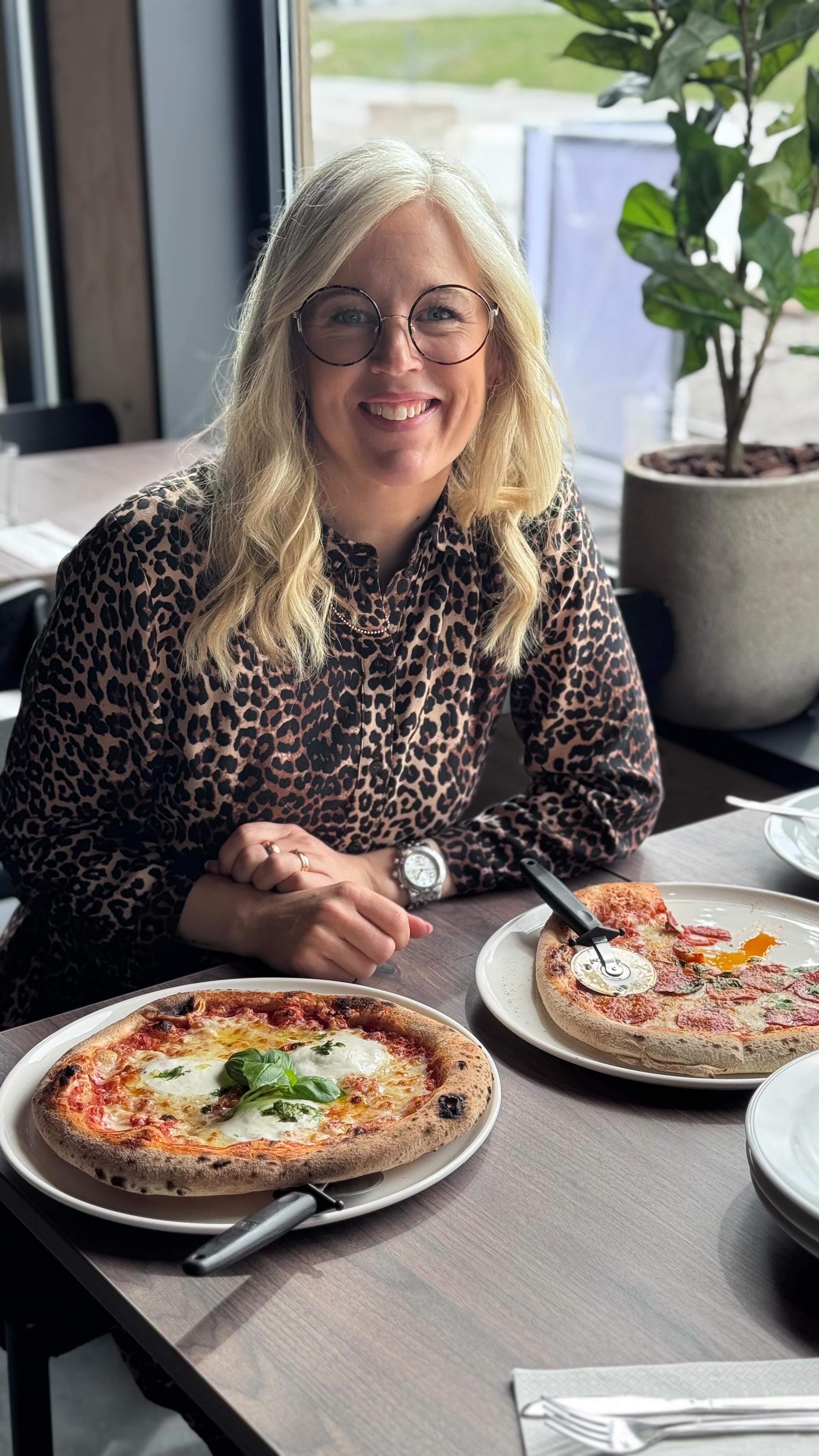 Reklam för @eatatchargetomove_harnosand

Nöjd och mätt i magen efter att ha testat maten hos EAT at Charge to Move. Ett italienskt restaurangkoncept med laddstation och butik som har öppet dygnet runt 🔌

Nu öppnar de i Härnösand och under Kristi himmelsfärdshelgen firar de med en Grand opening och massor av härliga öppningserbjudanden 🎉

Kärnan i satsningen är restaurangen, där fokus ligger på rätter med bra råvaror lagade från grunden. Välj mellan pizza, pasta, sallad eller mackor 🍝

Ät något gott medan du laddar bilen eller köp med dig en italiensk pizza hem till fredagsmyset 🇮🇹

📍Saltviksvägen 14, Härnösand
🍕 @eatatchargetomove_harnosand

#chargetomove #eatatchargetomoveharnosand #c2m
