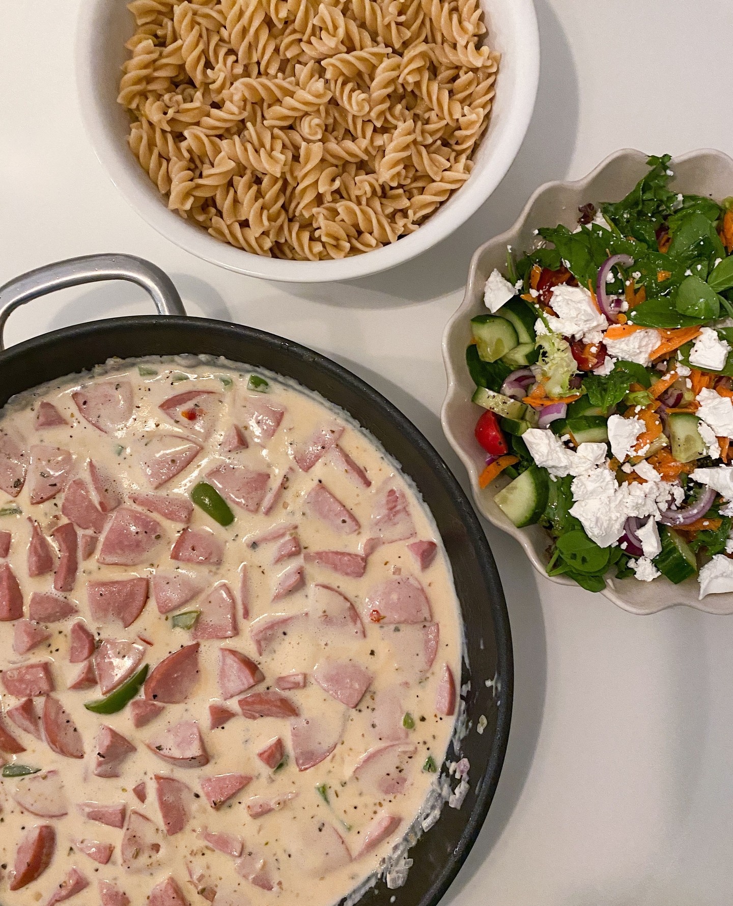 Hur effektiviserar ni matplaneringen i vardagen? 🥰⁠
⁠
Skulle vilja bli smartare i planeringen av veckans middagar och tänker att ni säkert sitter på en massa bra tips och kanske har smarta system som ni skulle vilja dela med er av 🤔⁠
⁠
En sak vi gjort är att börja veckan med korvmåndag. När vi inte hinner planera veckans middagar på söndagen, så underlättar det att veta att vi alltid börjar med korv 🧡. Då går det lättare att planera veckan därifrån.⁠
⁠
Har listat mina fem godaste korvrecept på bloggen, länk i profilen linkin.bio/gradinskan_mat.⁠
.⁠
.⁠
.⁠
#gradinskan #gradinskanmat #korv #korvrecept #korvmåndag