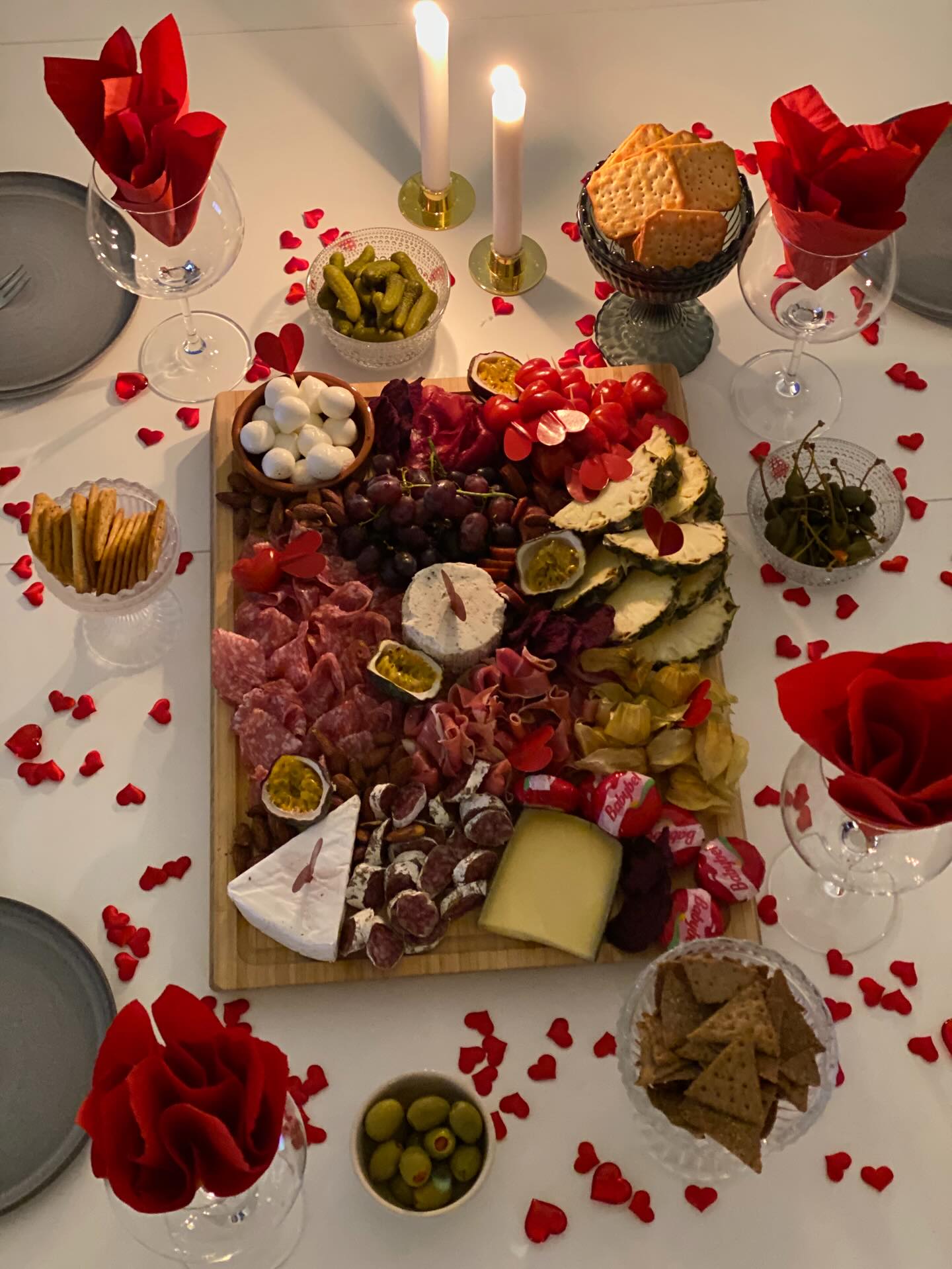 Vem skulle du vilja bjuda på den här brickan imorgon? ❤️

Stella och jag gjorde den här brickan till Alla hjärtans dag för något år sen. Så uppskattad!

Önskar dig en fin Alla hjärtans dag 🥰