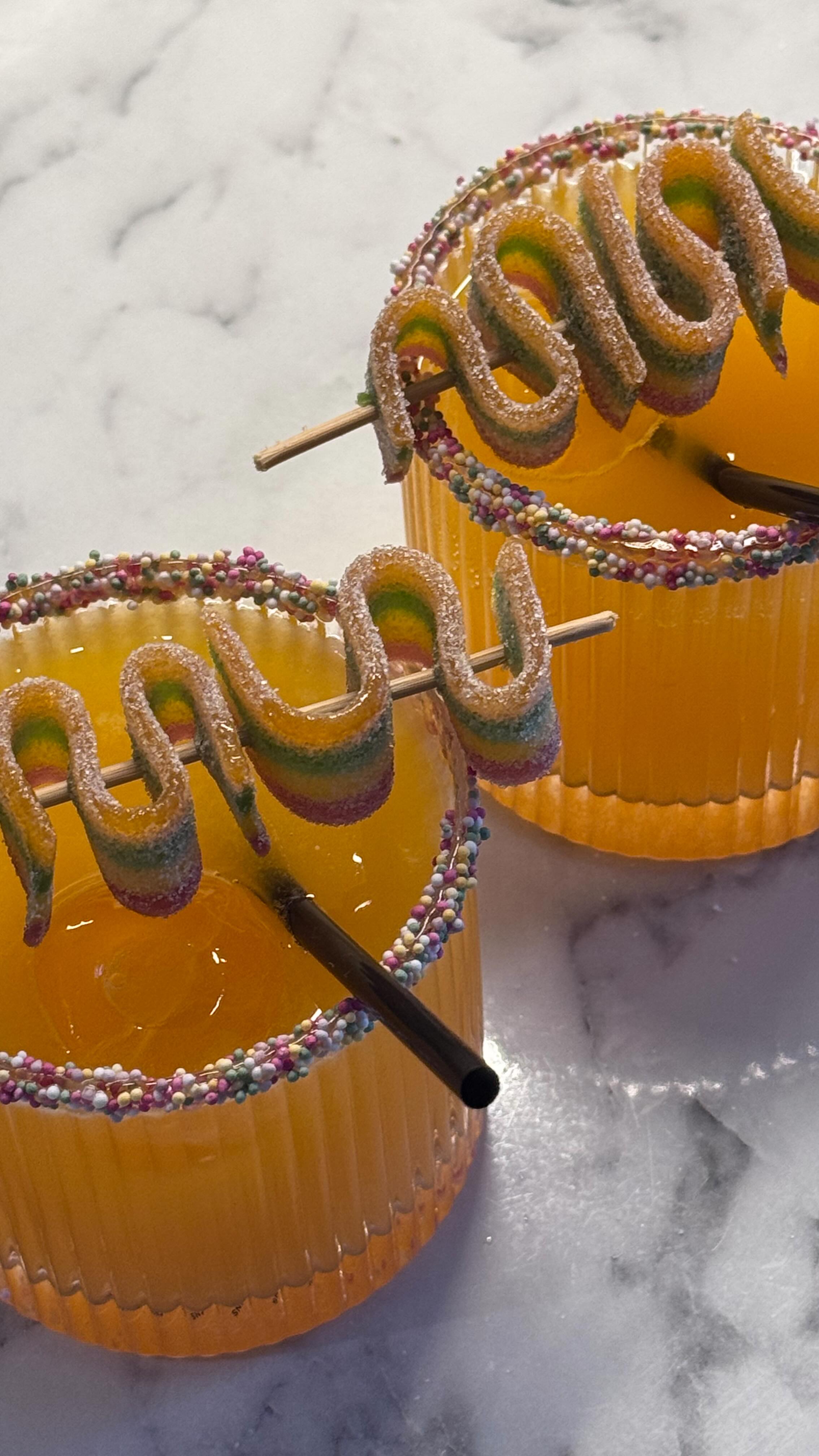 Lyxig mocktail till vårens fester 💛

Den här måste du bara testa att göra, så god och färgglad 🍹

1) Doppa glasen i Agavesirap och sen strössel.

2) Lägg is i botten och fyll på med 5 cl Tropicana fruktjuice, t.ex. ananas eller multi fruit. 

3) Fyll på med Wild Mix Gula Skatten och eventuellt lite bubbelvatten. 

4) Trä en godisrem på en drinkpinne och lägg på toppen! 
.
.
.
#gradinskan #gradinskanse #mocktail