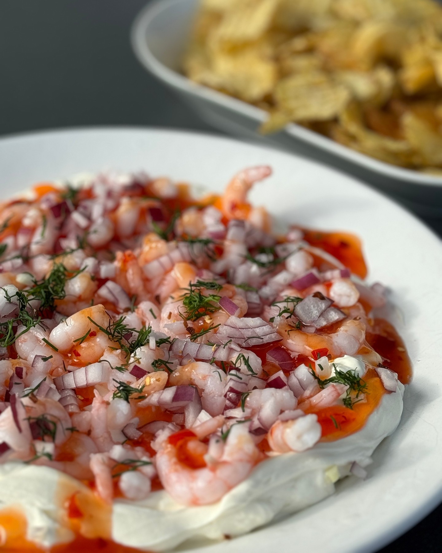 Tips till helgmyset 🥂✨

RÄKDIPP

4-6 personer

1 burk räkor i lake
1 ask Philadelphia (200 g)
2 dl creme fraiche
1 liten rödlök
1 dl sweet chilisås
Dill (färsk eller fryst)
Chiliflakes
Flingsalt
Salta chips

GÖR SÅ HÄR:

1) Vispa Philadelphia och creme fraiche fluffigt med en elvisp.
2) Finhacka rödlöken.
3) Häll räkorna i ett durkslag/sil och låt rinna av ordentligt.
4) Smeta ut oströran på ett fat.
5) Fördela ut räkorna, ringla över sweet chilisås, strössla över rödlök samt toppa med lite flingsalt och chiliflakes.
6) Dekorera med färsk eller fryst dill.
7) Dippa loss med chips!