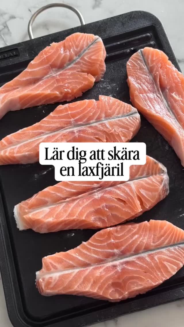 Så här skär du enkelt fjärilskotletter av en laxsida ☀️

Passa på att köpa när det är extrapris, skär och tillaga direkt eller frys in och ta fram vid ett senare tillfälle 💸

Så gott att grilla och till exempel toppa en grekisk sallad med 🔥

Lämna ett ❤️ om du vill ha fler såna här tips.
