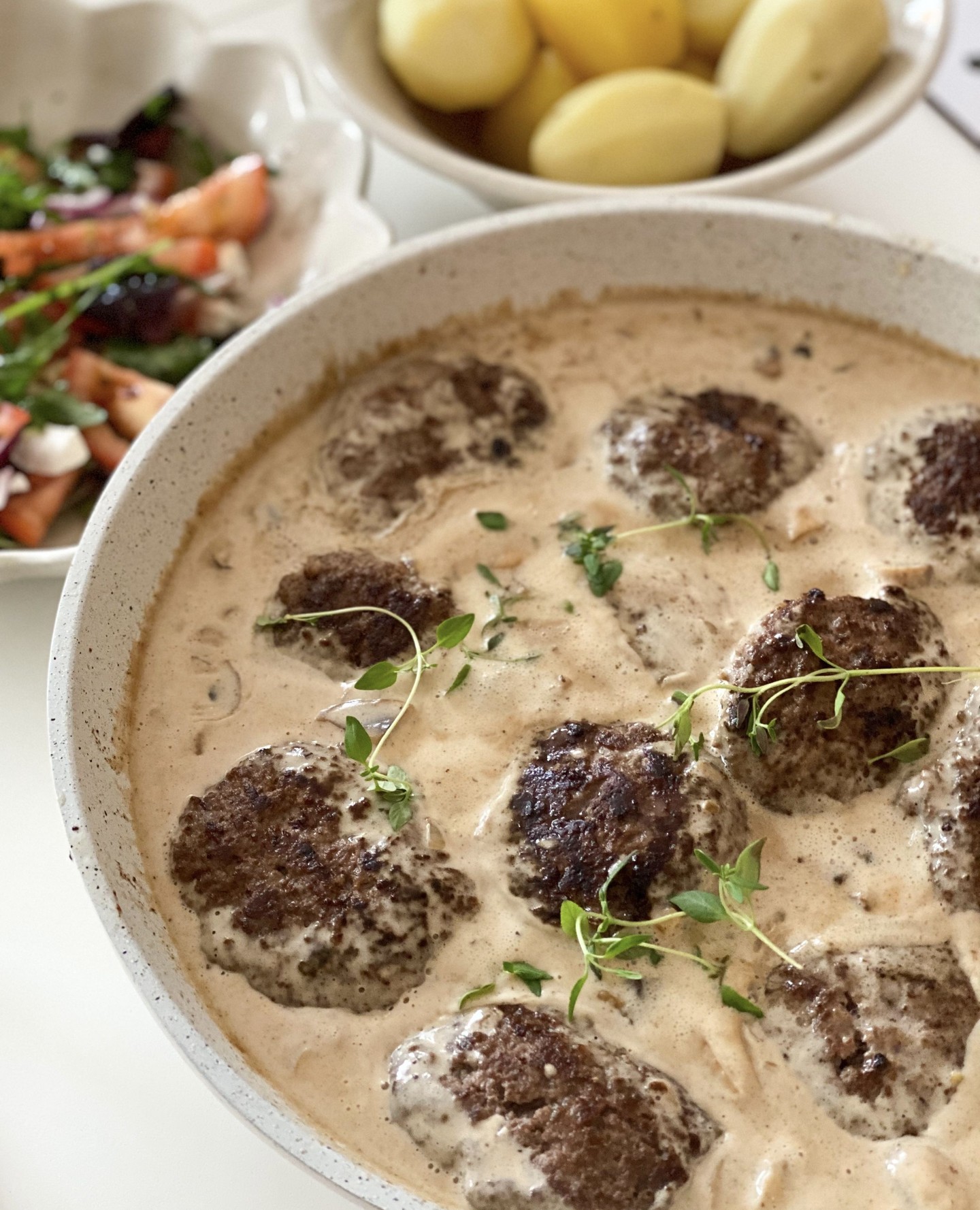 Saftiga pannbiffar i krämig sås 🌟⁠
⁠
De här biffarna är sååå goda. Biffarna får extra stuns med lite kantarellfond i. Har länkat till mitt favoritrecept i profilen 👉🏼 linkin.bio/gradinskan_mat⁠
⁠
Spara och testa dessa! 😋