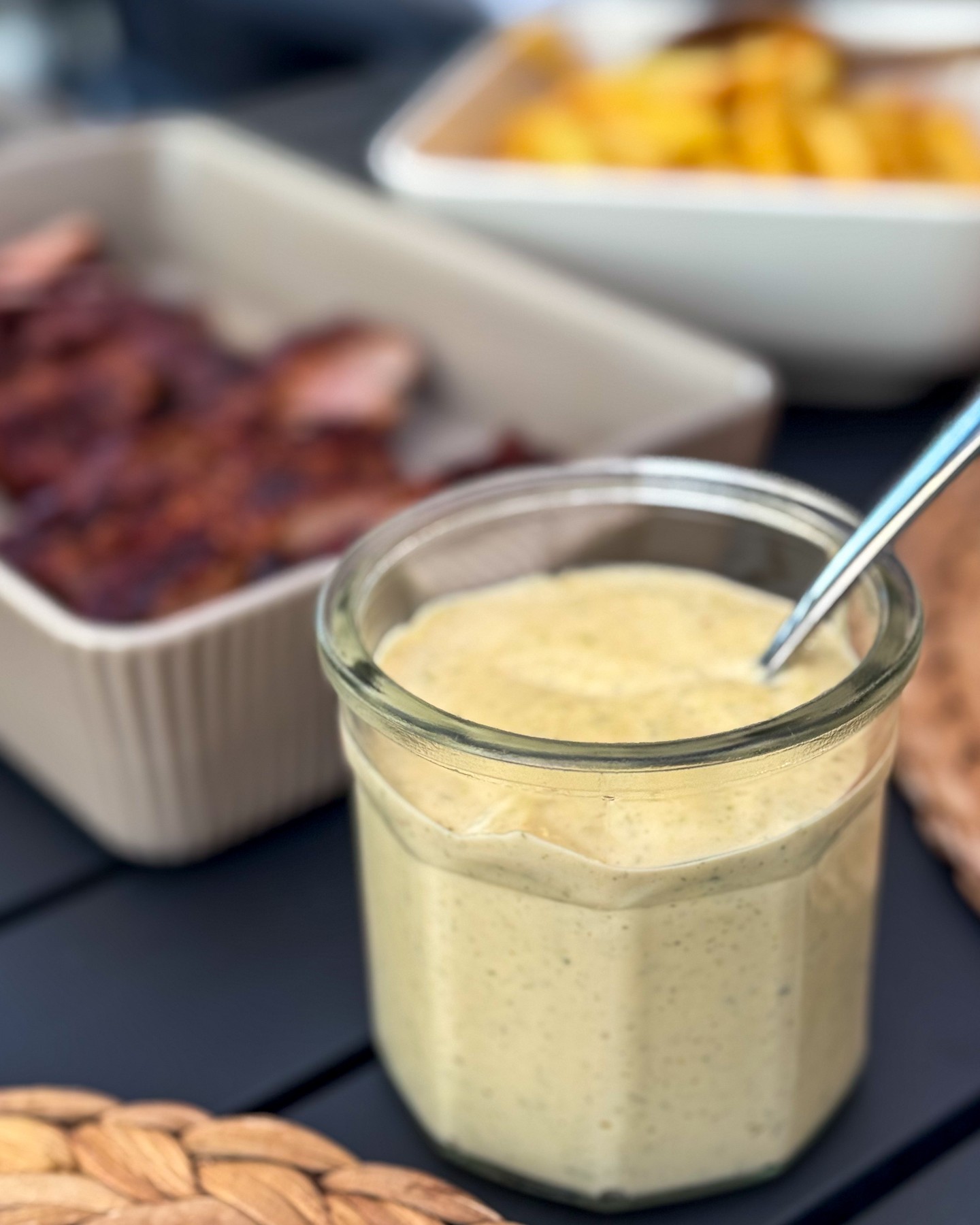 Beamajo till grillat, har du testat?⁠
⁠
Gillar du majonnäs och bearnaisesås kommer du älska beamajo 🎉⁠
⁠
Tricket för att få en riktigt krämig majonnäs är att mixa i en cylinderformad, lite smalare burk/bunke och hålla mixern stilla.⁠
⁠
Spara nu och testa vid nästa grillning 🔥⁠
⁠
2 msk vitvinsvinäger⁠
1 msk torkad dragon⁠
En nypa gurkmeja för färgens skull (kan uteslutas)⁠
1 ägg⁠
1 tsk dijonsenap⁠
1 msk vitvinsvinäger⁠
En skvätt chilisås (valfritt)⁠
1 tsk salt⁠
3,5 dl rapsolja eller annan neutral olja⁠
⁠
GÖR SÅ HÄR: ⁠
⁠
⭐️ Reducera ner 2 msk vitvinsvinäger tillsammans med 1 msk torkad dragon och en nypa gurkmeja för ev gulare färg tills det bara är lite fuktig dragon kvar i kastrullen. Var beredd, det går snabbt. Låt svalna.⁠
⁠
⭐️ Knäck ägget i en cylinderformad burk och tillsätt dijonsenap, dragon-röran, vitvinsvinäger, chilisås, salt och olja. Ställ ner stavmixern och mixa helt stilla tills majonnäsen bildas i botten. Rör stavmixern väldigt försiktigt upp och ner, så att den inte skär sig.⁠
⁠
⭐️ Om det mot förmodan skär sig, tillsätt ett till ägg och börja om på samma sätt!⁠
.⁠
.⁠
.⁠
#gradinskan #gradinskanse #enkelmat #matlagning #enkelmatlagning #matinspo #mattips #grillat #sås #grillsås