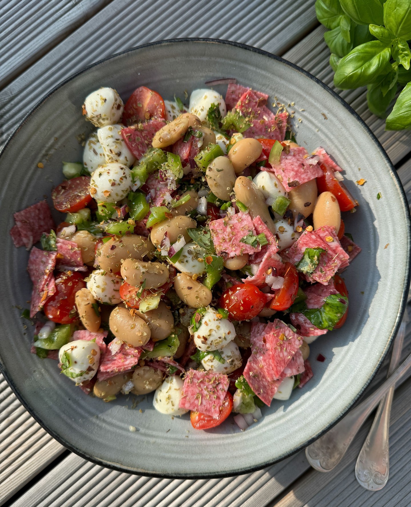 Bönpizzasallad - snabb och enkel sallad som passar perfekt en lillördag 🌟. Med vitlöksbröd och något gott i glaset är du hemma 👊🏼⁠
⁠
Receptet finns länkat i bion och på linkin.bio/gradinskan_mat 🔝⁠
⁠
Glöm inte att spara så du hittar åt det senare❗️⁠
.⁠
.⁠
.⁠
#gradinskan #gradinskanse #kvällsmat #middag #middagstips #middagstipset #dagensmiddag #sallad #vardagsrecept #vardagsmat #vardagsliv #lillördag