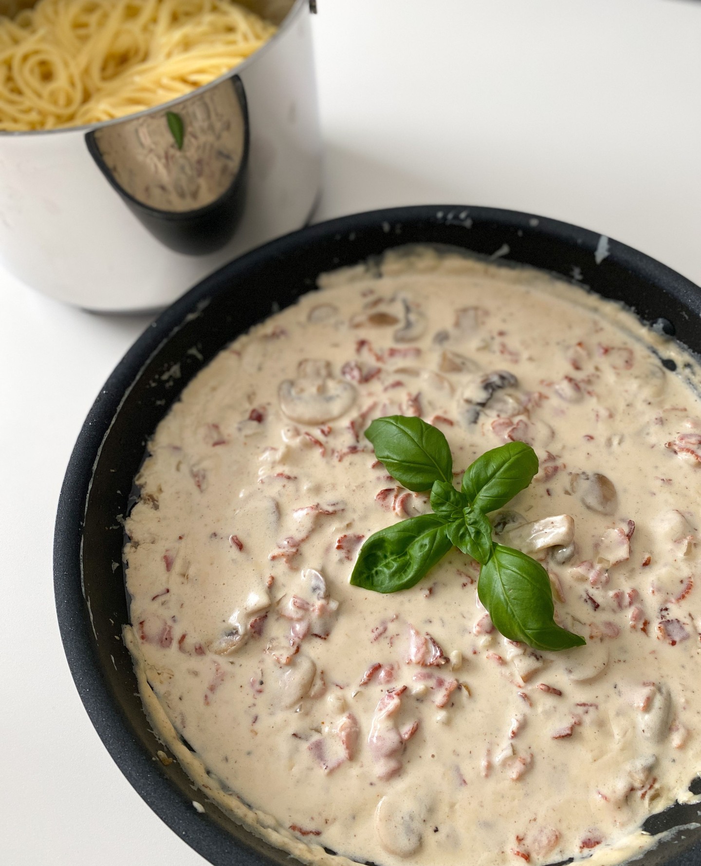 SNABB PASTAFAVORIT⁠
⁠
Ett säkert kort som alla barn älskar och kanske en av våra mest lagade vardagsrätter. Går dessutom snabbt att blanda ihop.⁠
⁠
Baconpasta⁠
⁠
4 portioner⁠
400-500 g spagetti⁠
200 g champinjoner⁠
3 pkt bacon⁠
Rapsolja⁠
4-5 dl lätt crème fraiche⁠
En skvätt valfri grädde (jag tycker Oatley iMat är krämig och god)⁠
Salt & svartpeppar⁠
⁠
GÖR SÅ HÄR:⁠
⁠
1) Strimla baconet och knaperstek i torr, het stekpanna. Låt rinna av på papper. ⁠
⁠
2) Skiva champinjonerna och stek dem i samma stekpanna, eventuellt med lite extra rapsolja.⁠
⁠
3) Häll crème fraichen i stekpannan och lägg tillbaka baconet. Slå på en skvätt grädde tills du får den konsistens du vill ha. Låt det bli varmt och smaka av med svartpeppar och eventuellt mer salt. Var försiktig då baconet är salt i sig. ⁠
⁠
4) Servera med pasta.