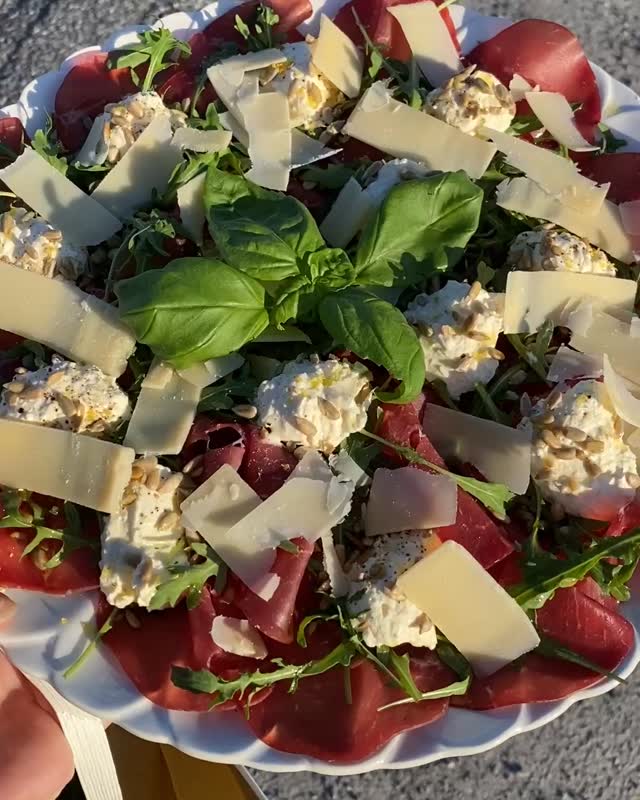 VÅRENS GODASTE FAT!!! 🌱⁠
⁠
Perfekt till 30 april eller något annat festligt tillfälle 🔥. Glöm inte att spara så du hittar det senare!⁠
⁠
Breasola med vispad parmesan- & tryffelkräm⁠
⁠
1 fat/6 portioner⁠
24 skivor breasola (beräknat på 4 skivor var)
30 g ruccola
30 g rostade pinjenötter (går även bra med rostade solrosfrön)⁠
⁠
Parmesan- & tryffelkräm
3 dl crème fraiche 32 %
3 dl riven parmesan, el Quattrocento
7-8 droppar tryffelolja
1 liten citron, rivet skal
Salt & nymalen svartpeppar⁠
⁠
Topping
Olivolja
Pressad citron
Flingsalt & nymalen svartpeppar
Parmesanflagor
Färsk basilika⁠
⁠
GÖR SÅ HÄR:⁠
1. Vispa samman crème fraiche, riven parmesan, citronzest, salt, peppar och några droppar tryffelolja. Vispa tills det blir en fluffig kräm. Smaka av och ställ svalt. Om krämen hunnit bli lösare är det bara att vispa den fluffig igen med elvispen.⁠
⁠
2. Rosta pinjenötterna/solrosfröna i en panna på medelhög värme tills de blir gyllene.⁠
⁠
3. Lägg ut bresaolaskivorna lite omlott på ett stort fat, toppa med ruccola och klicka ut parmesan- & tryffelkräm.⁠
⁠
4. Strö över rostade pinjenötter/solrosfrön och riv över lite citronzest. Dra över lite nymalen svartpeppar och ringla över olivolja samt pressad citron. Toppa med hyvlad parmesan och lite flingsalt.⁠
.⁠
.⁠
.⁠
#gradinskan #gradinskanse #tilltugg #smårätter #snacks #förrätt #mingelmat #aptitretare #plock #plockmat #snittar #tillbehör #buffe #buffé #bubbel #fest #mousserat #starter