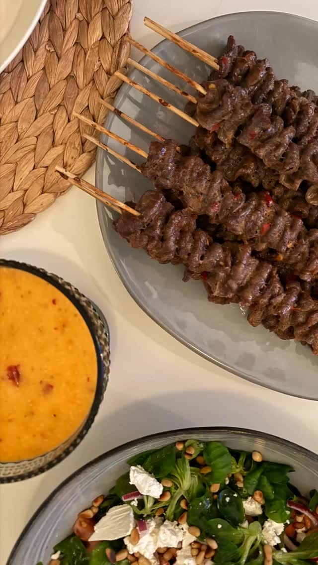 LJUVLIGA LÖVBIFFSSPETT 🤎⁠
⁠
Skär på längden och låt marinera i ca 30 minuter. Trä som dragspel på spett och stek i ugnen ca 15 minuter eller på grillen 2-3 minuter på varje sida.⁠
⁠
Recept i profilen 👉🏼 eller linkin.bio/gradinskan_mat

Glöm inte att spara inlägget till senare 🥰